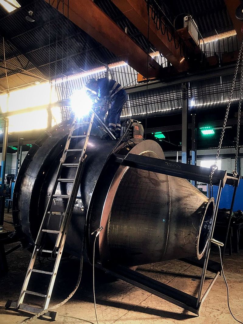 Tolva industrial en fabricación